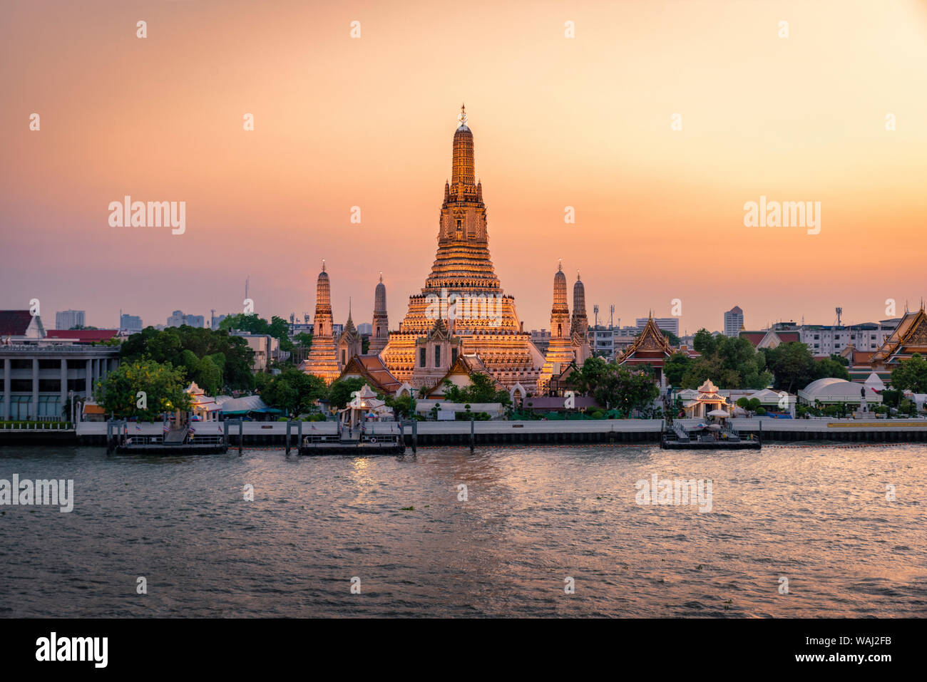 Il Wat Arun tempio a Bangkok (Thailandia) durante l ora d'oro al tramonto. Foto Stock