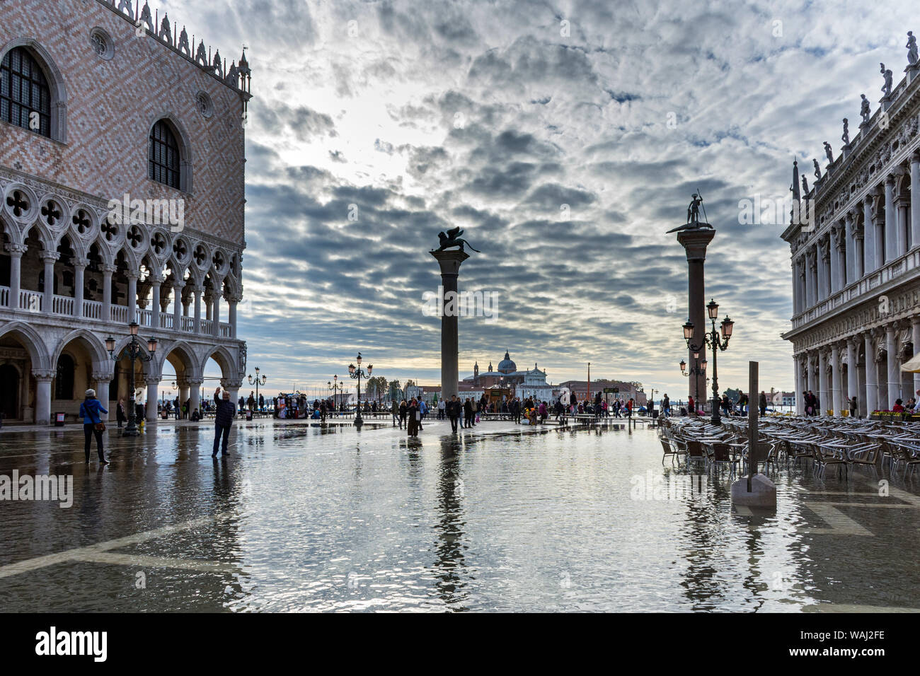 Le colonne di San Marco e di San Teodoro durante un'acqua alta (l'acqua alta) evento, la Piazzetta di San Marco, Venezia, Italia Foto Stock