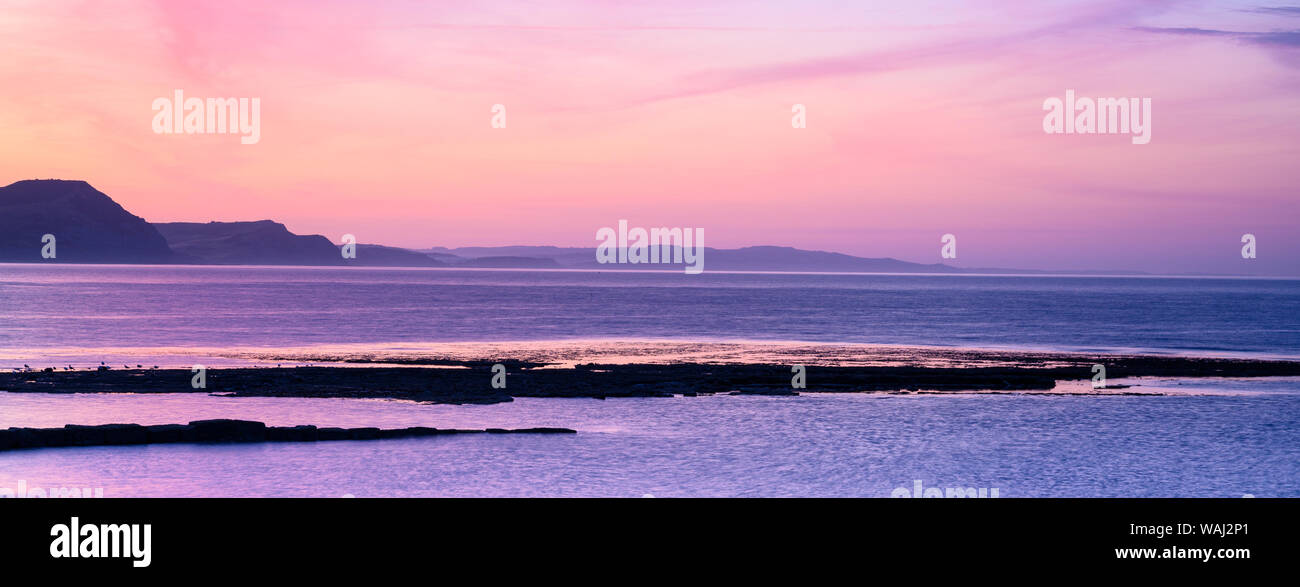 Lyme Regis, Dorset, Regno Unito. Il 21 agosto 2019. Regno Unito: Meteo Alba colori sopra la Jurassic Coast. Credito: Celia McMahon/Alamy Live News. Foto Stock