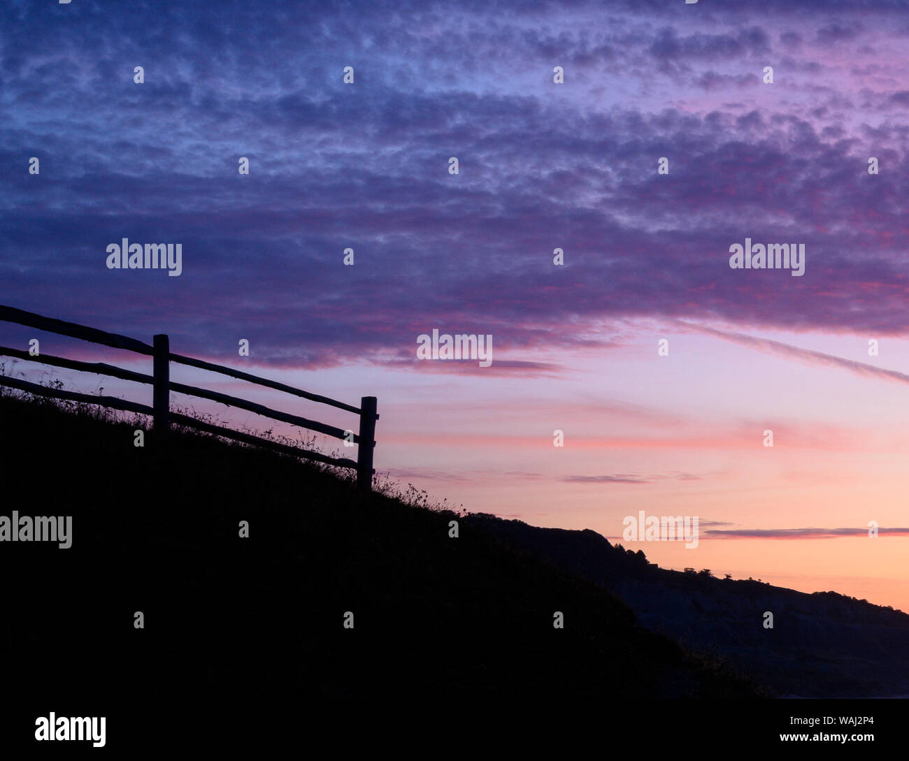 Lyme Regis, Dorset, Regno Unito. Il 21 agosto 2019. Regno Unito: Meteo Alba colori sopra la Jurassic Coast. Credito: Celia McMahon/Alamy Live News. Foto Stock