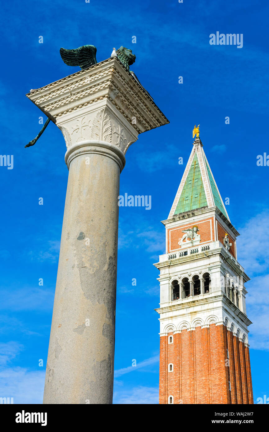 La colonna di San Marco e Campanile di San Marco e Campanile di San Marco la Basilica, dalla piazzetta di San Marco, Venezia, Italia Foto Stock