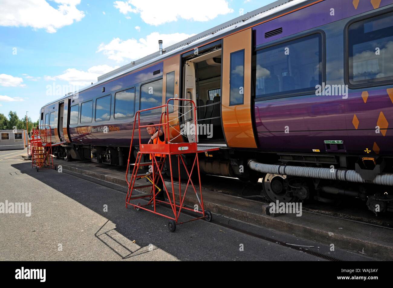 Un West Midlands classe ferroviaria 172 Turbostar sul display a Tyseley Depot open day Foto Stock