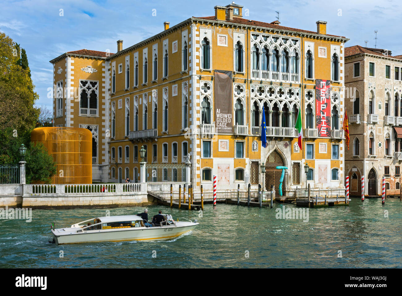 Il Palazzo Cavalli Franchetti sul Canal Grande, dal Ponte dell'Accademia bridge, Venezia, Italia. Gabbia dorata scultura da Ai Weiwei a sinistra Foto Stock