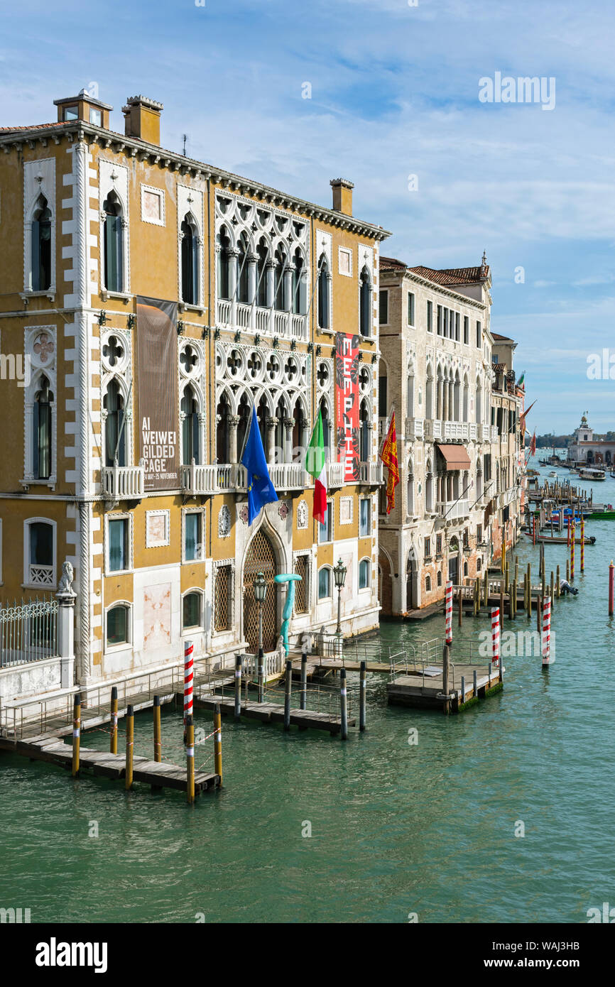 Il Palazzo Cavalli Franchetti sul Canal Grande, dal Ponte dell'Accademia bridge, Venezia, Italia Foto Stock