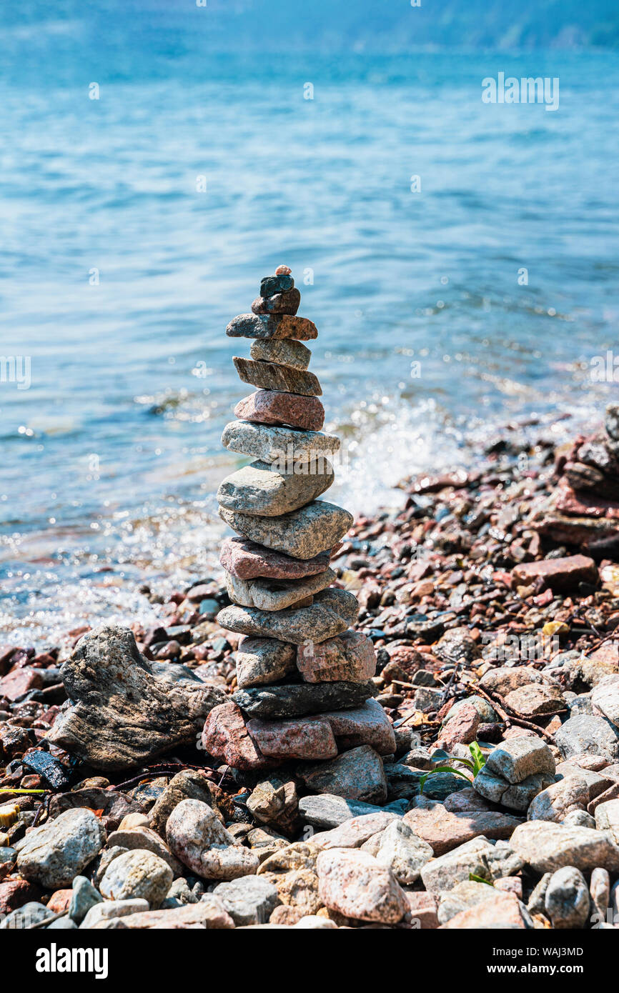 Equilibrio Zen, piramide su di una spiaggia di ciottoli su uno sfondo del mare. Concetto di armonia, equilibrio e la meditazione Foto Stock