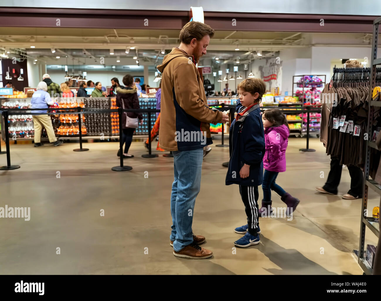 Hershey PA, Stati Uniti d'America. Mar 2019. Padre da giovane figlio alcuni soldi di spesa al mondo del cioccolato. Foto Stock