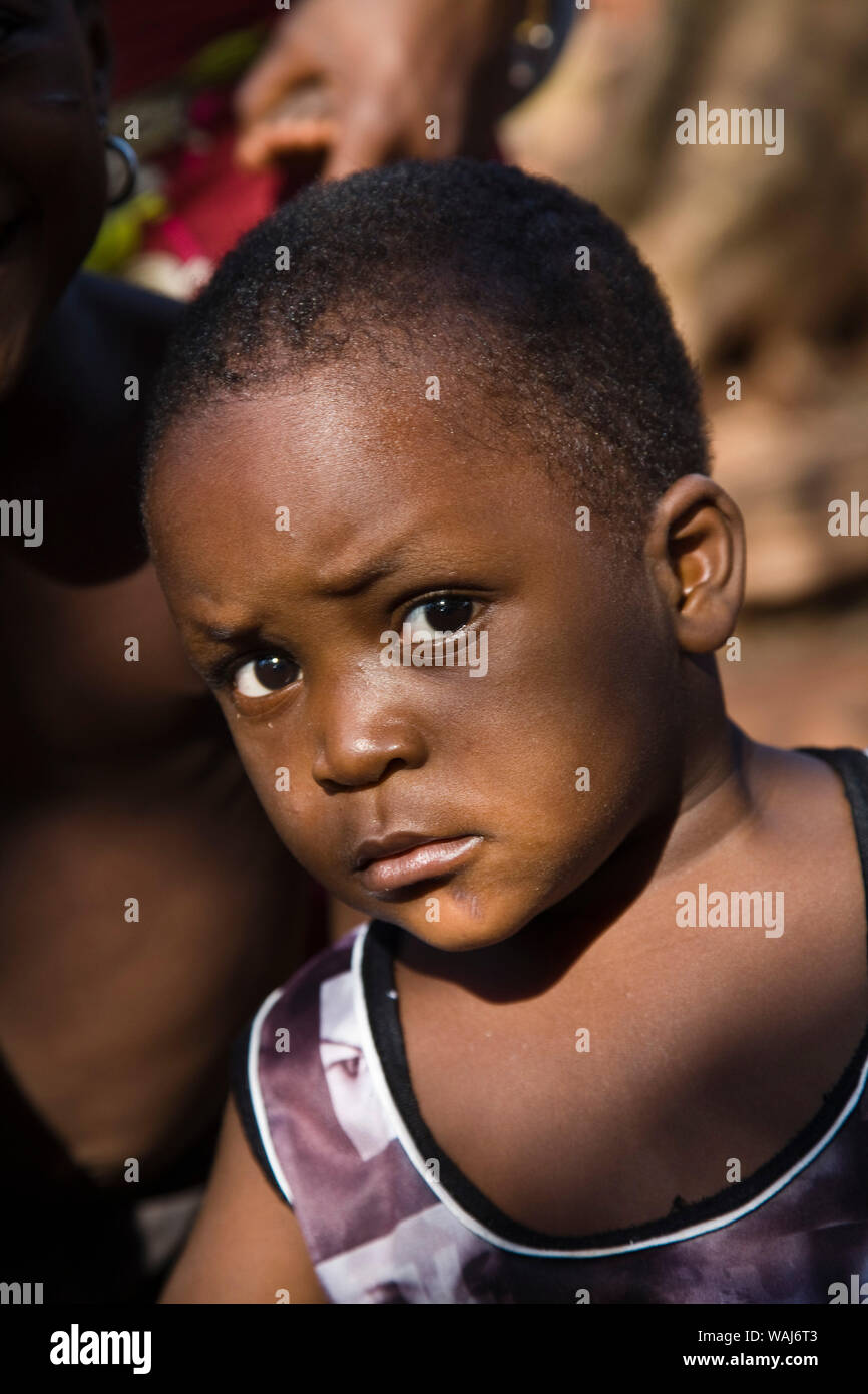 Africa occidentale Benin. Close-up shot di bambina a Gelede Mask Dance. Foto Stock