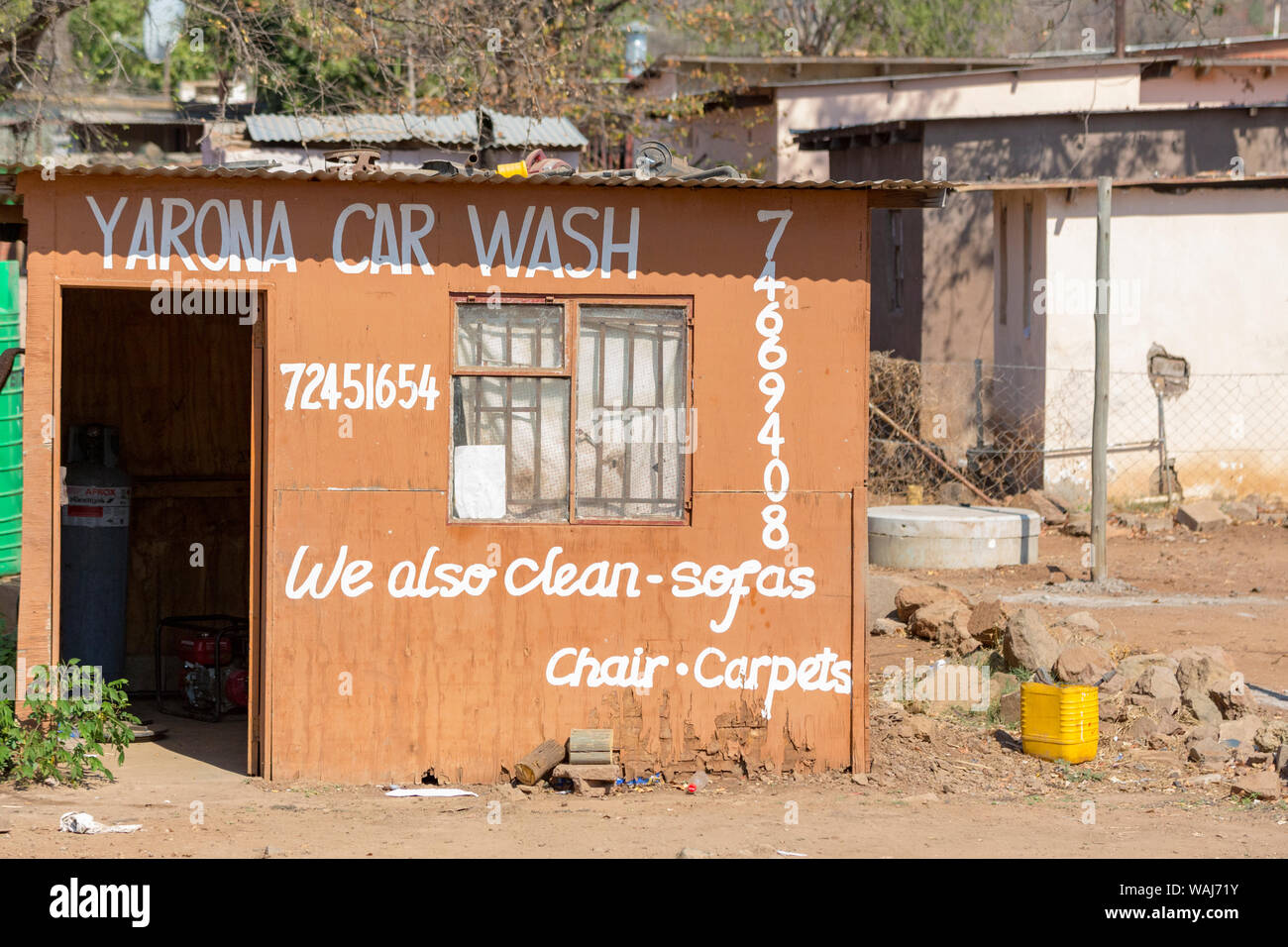 Africa, Botswana, Kasane. Per il lavaggio di auto aziendali. Credito come: Wendy Kaveney Jaynes / Galleria / DanitaDelimont.com Foto Stock