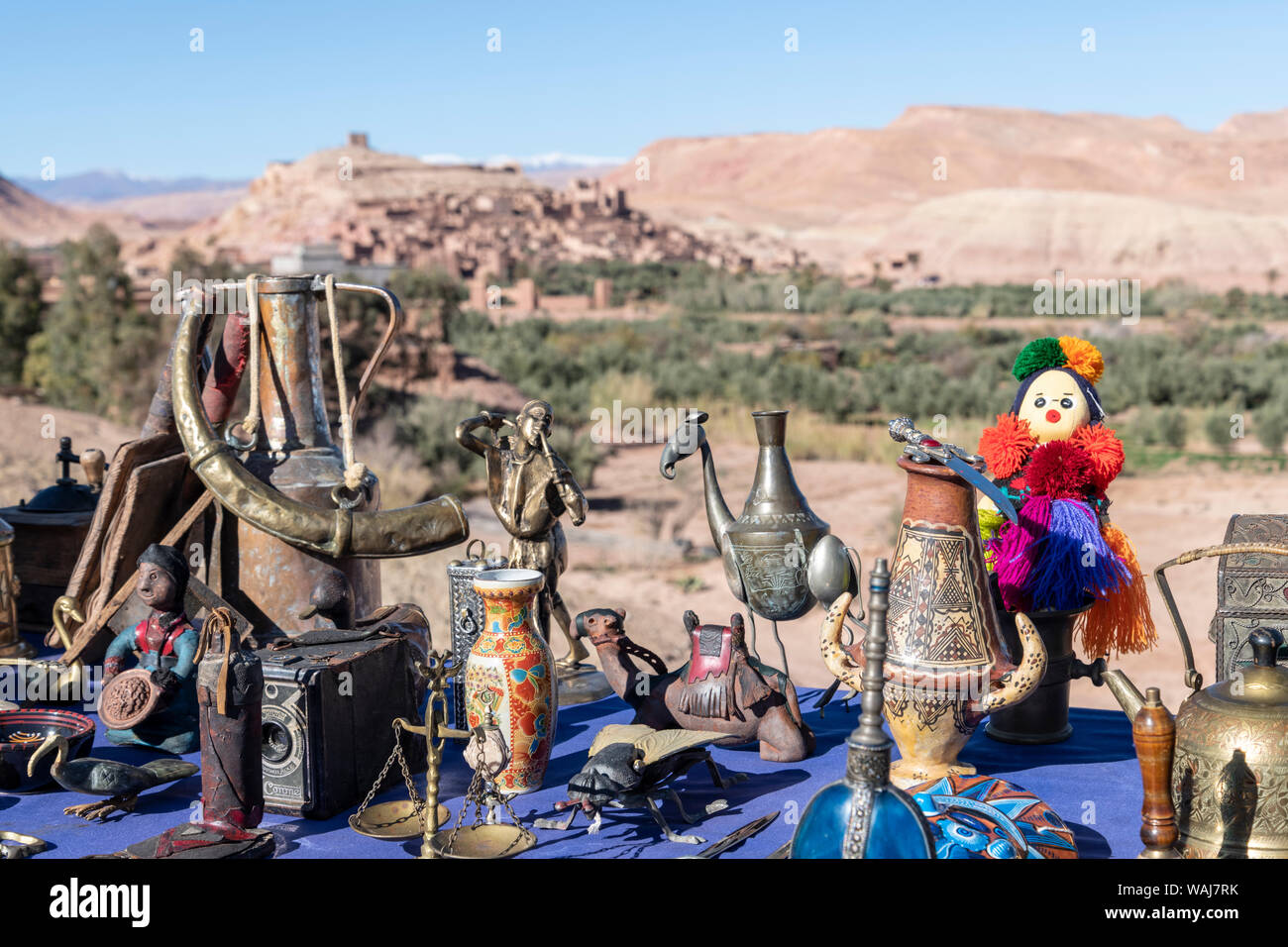 Africa, Marocco, Ait Benhaddou. Display del negozio di souvenir in vendita. Credito come: Bill giovani Jaynes / Galleria / DanitaDelimont.com Foto Stock