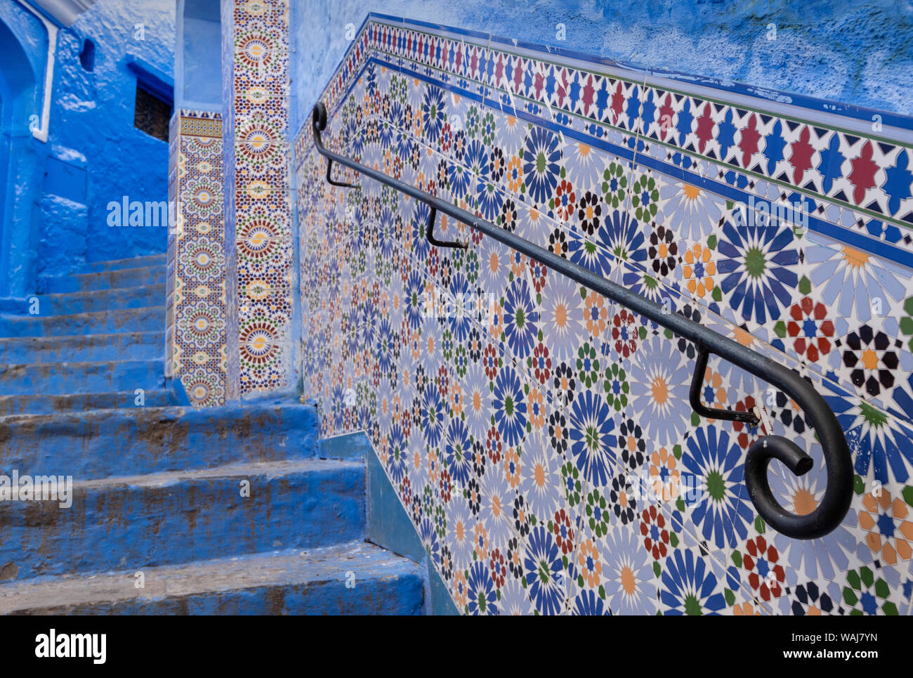 Africa, Marocco, Chefchaouen. Piastrella decorata parete della scalinata. Credito come: Bill giovani Jaynes / Galleria / DanitaDelimont.com Foto Stock