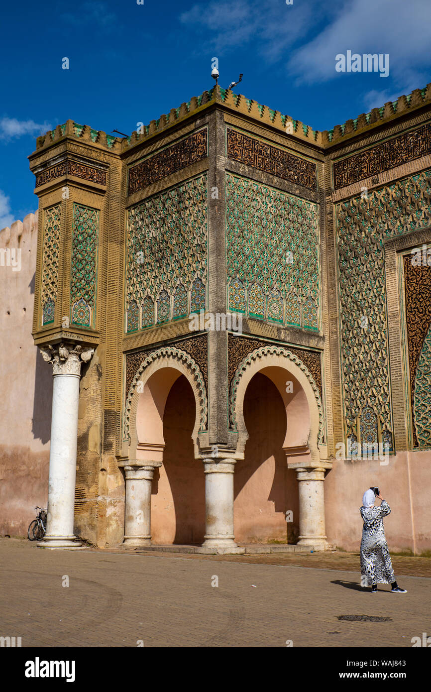Meknes, Marocco. Bab al-Mansour di piastrelle a mosaico arcate del gateway Foto Stock