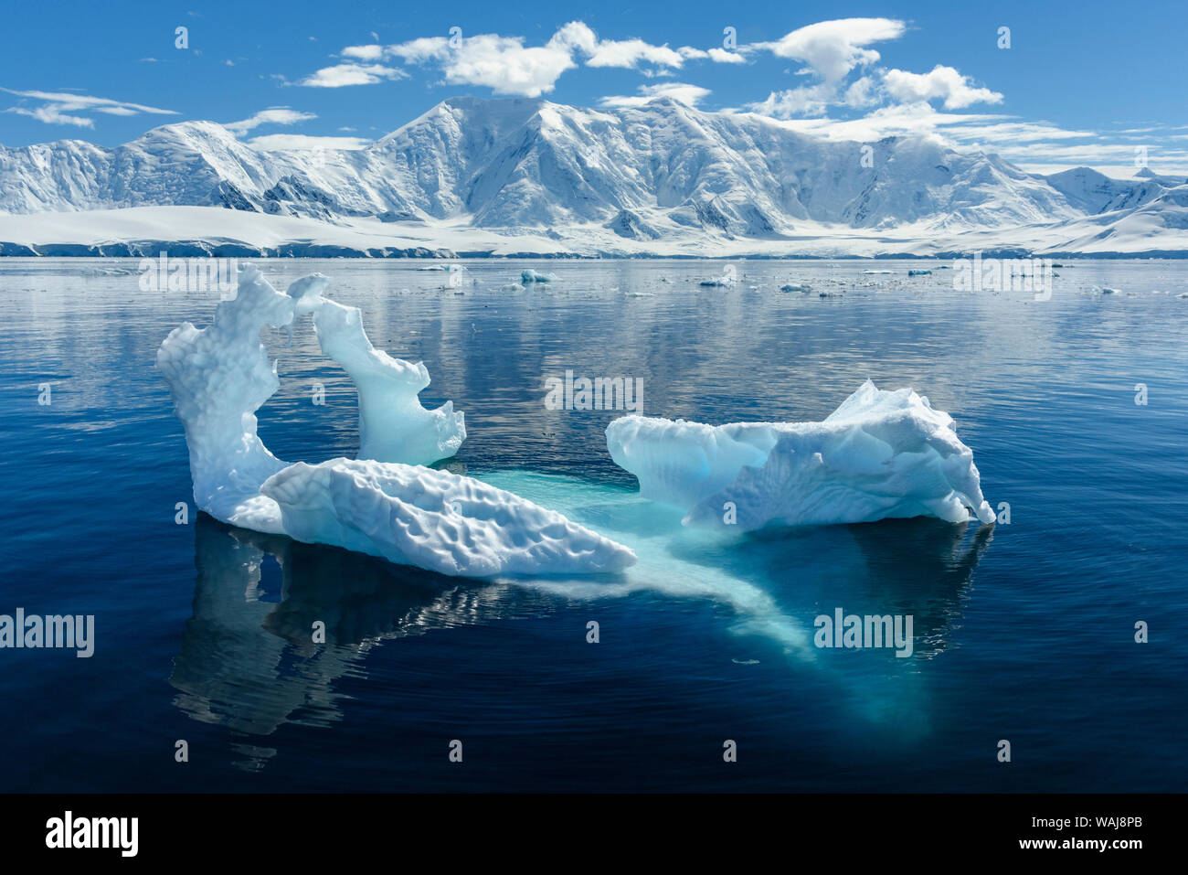 L'Antartide, Penisola Antartica, Damoy Point. Il ghiaccio del ghiacciaio, montagne. Foto Stock