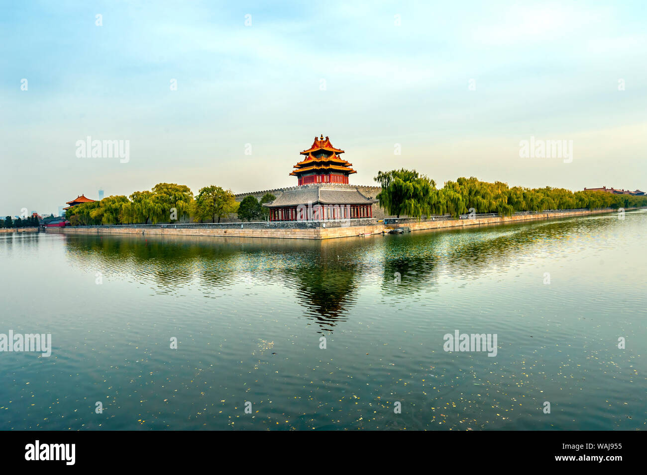 Freccia torre di avvistamento, Gugong, Città Proibita fossato e canal, Pechino, Cina. Il Palazzo Imperiale, costruita durante la Dinastia Ming Foto Stock