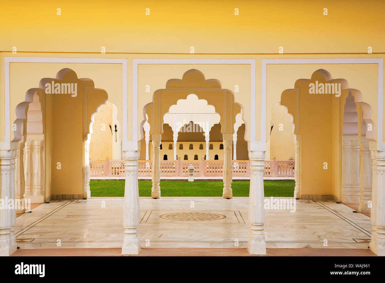 India Rajasthan. Interno dell edificio con molti archi. Credito come: Jim Nilsen Jaynes / Galleria / DanitaDelimont.com Foto Stock