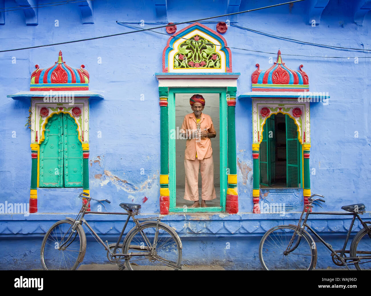 India Rajasthan, uomo spirituale nella porta. Credito come: Jim Nilsen Jaynes / Galleria / DanitaDelimont.com Foto Stock