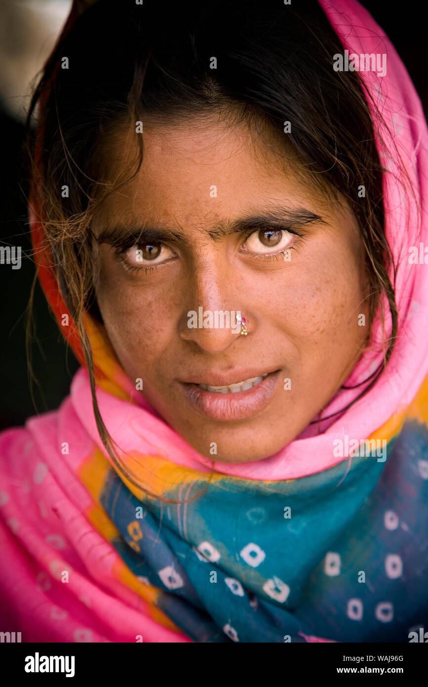 India Rajasthan, Jodhpur. Ritratto di giovane donna di villaggio. Credito come: Jim Nilsen Jaynes / Galleria / DanitaDelimont.com Foto Stock India Rajasthan, Jodhpur. Ritratto di giovane donna di villaggio. Credito come: Jim Nilsen Jaynes / Galleria / DanitaDelimont.com Foto Stock