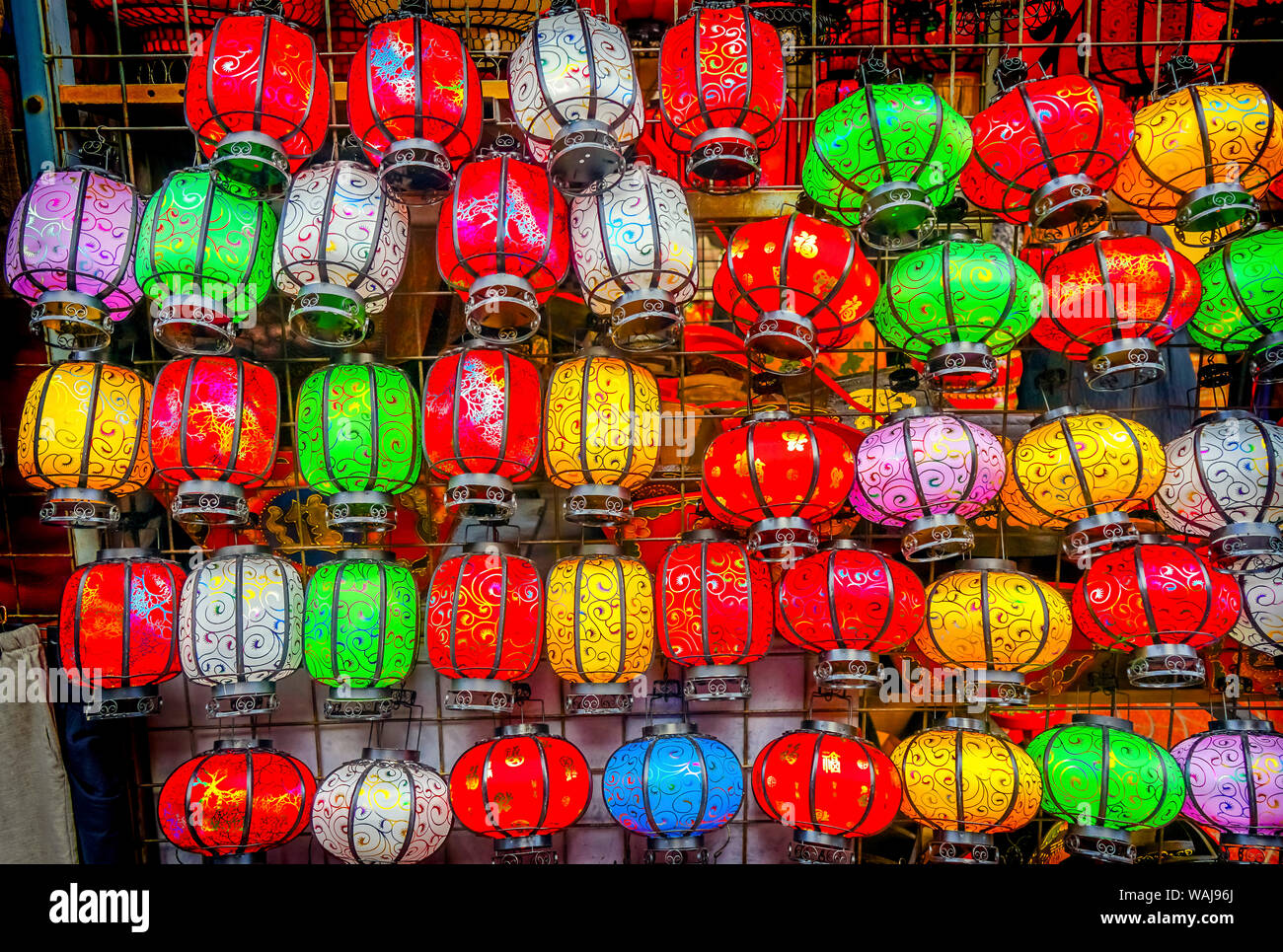 Colorata blu, rosso e verde cinese lanterne di carta, Panjuan Mercato delle Pulci, Pechino, Cina. Panjuan Collectibles delle pulci Mercato ha molti falsi, le repliche e le copie dei prodotti cinesi. Un carattere cinese dice fortuna. Foto Stock
