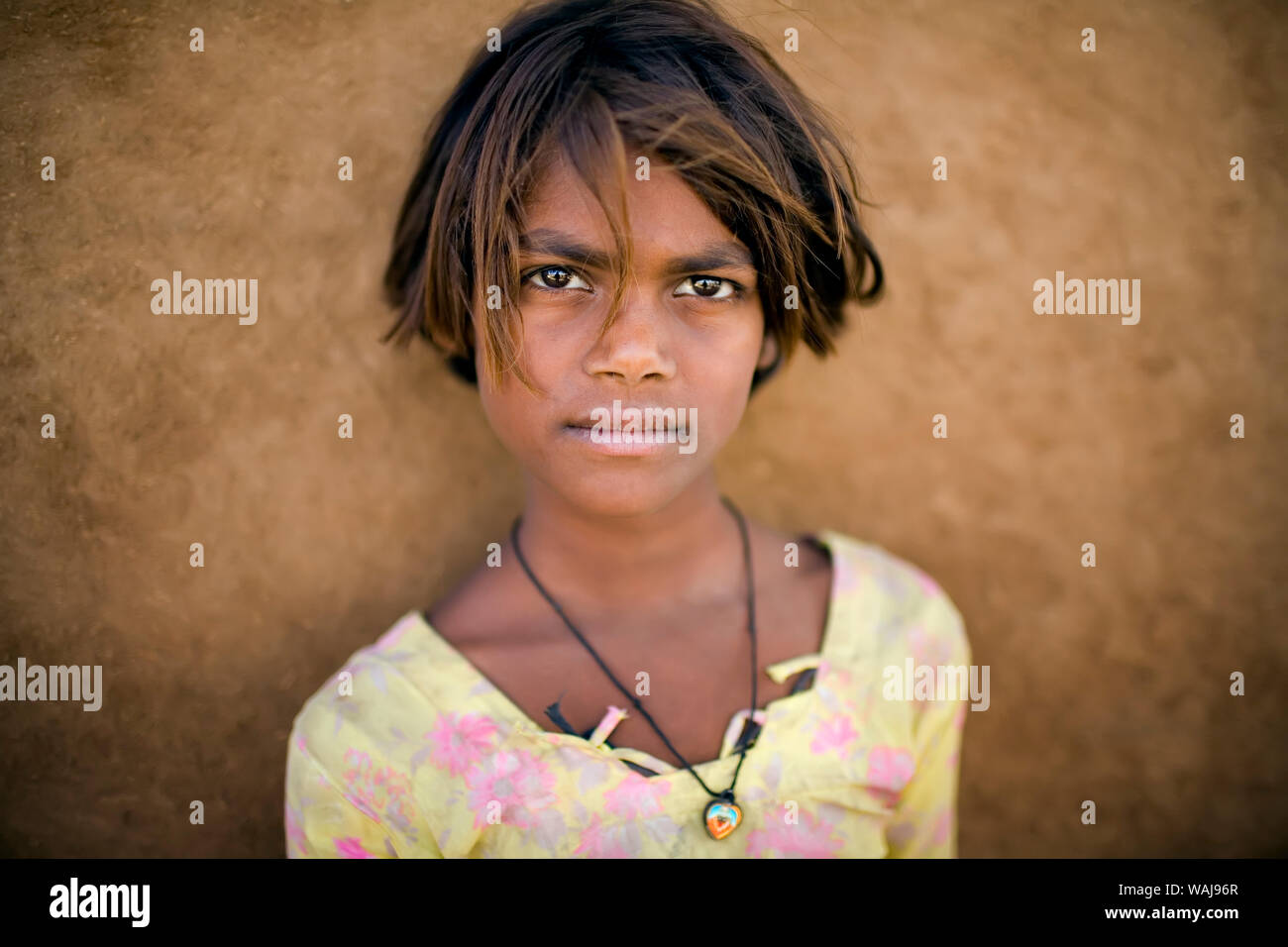 India Rajasthan, Nawalgarh. Ritratto di ragazza del villaggio. Credito come: Jim Nilsen Jaynes / Galleria / DanitaDelimont.com Foto Stock