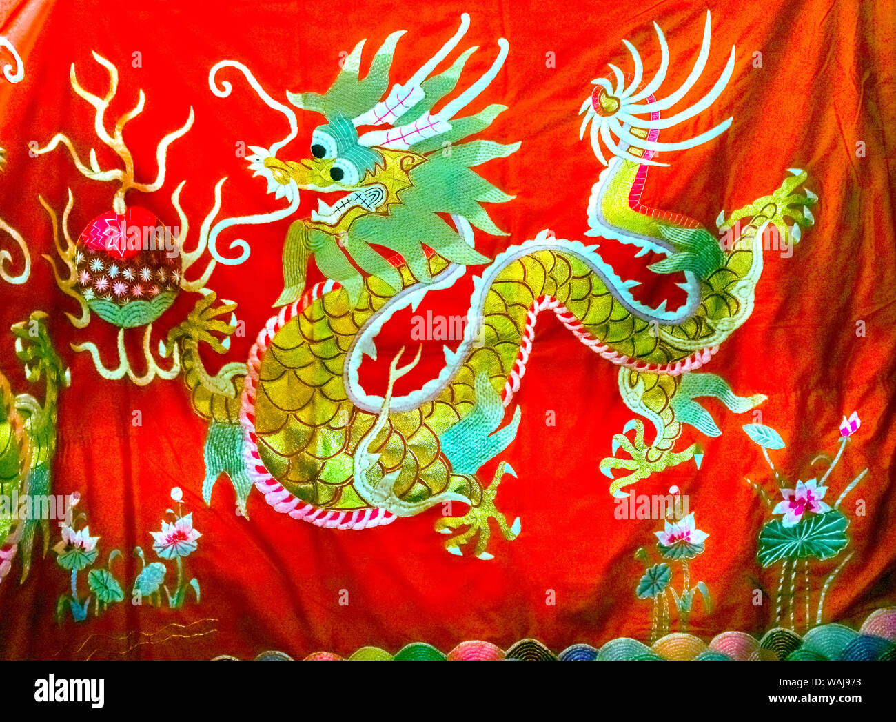 Blu, rosso e giallo dragone cinese replica, Panjuan Mercato delle Pulci decorazioni, Pechino, Cina. Panjuan Collectibles delle pulci Mercato ha molti falsi, le repliche e le copie dei prodotti cinesi. Foto Stock