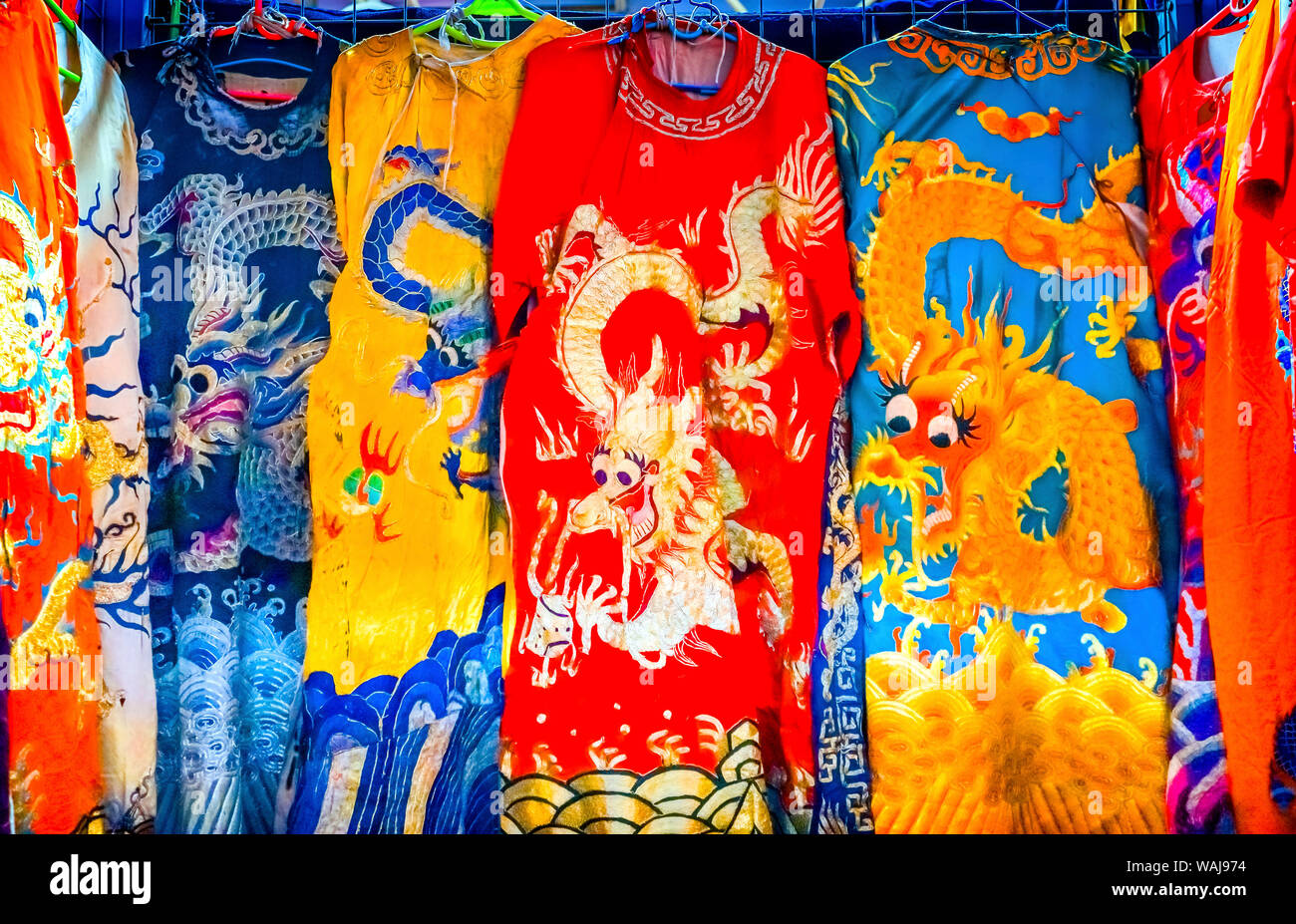 Blu, rosso e giallo dragone cinese replica. Vesti di seta, Panjuan Mercato delle Pulci decorazioni, Pechino, Cina. Panjuan Collectibles delle pulci Mercato ha molti falsi, le repliche e le copie dei prodotti cinesi. Foto Stock