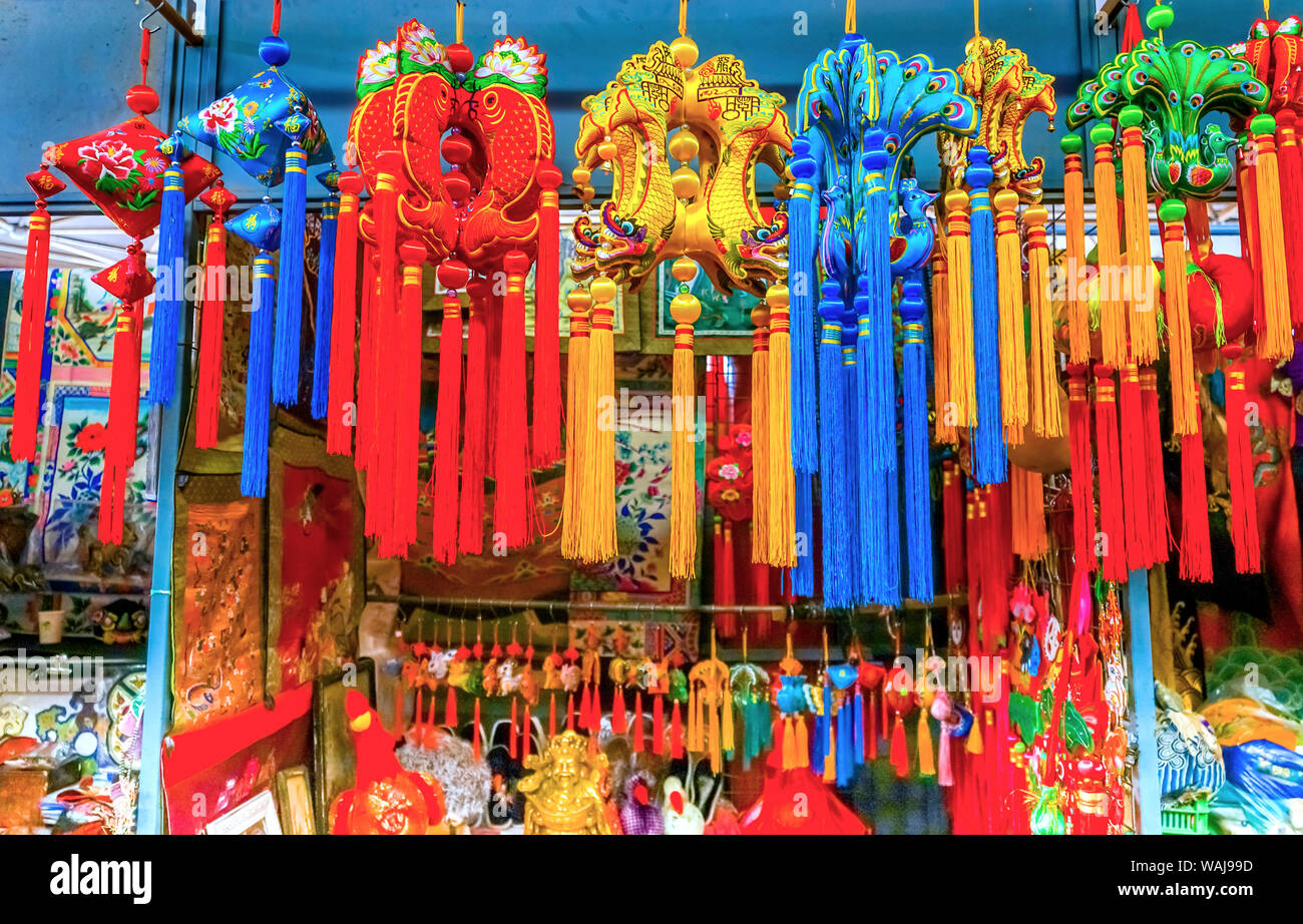 Blu, rosso e giallo per il nuovo anno cinese di seta, Panjuan Mercato delle Pulci decorazioni, Pechino, Cina. Panjuan Collectibles delle pulci Mercato ha molti falsi, le repliche e le copie dei prodotti cinesi. Foto Stock