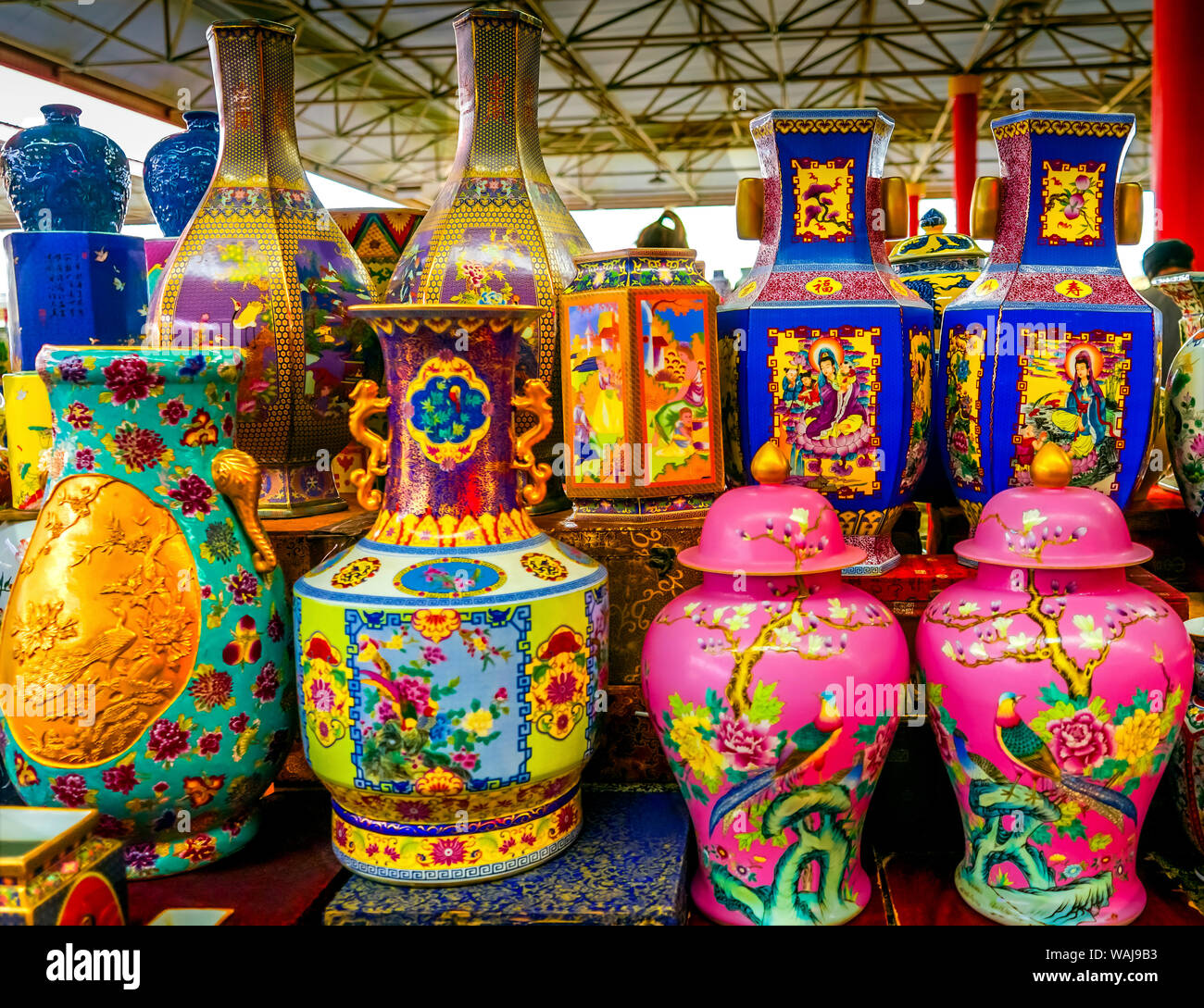 Vasi colorati in ceramica immagini e fotografie stock ad alta risoluzione -  Alamy