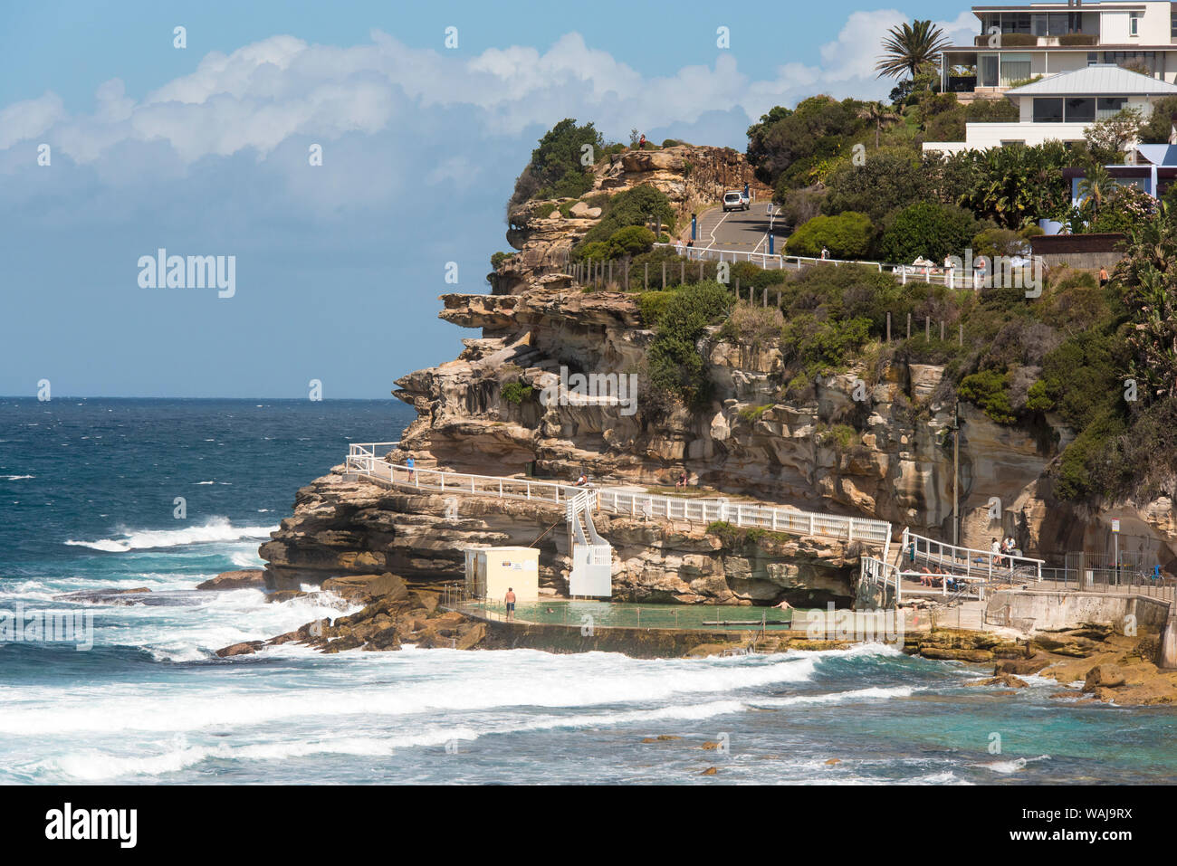 Australia, Nuovo Galles del Sud, Sydney ringhiera di Bondi a Coogee passeggiata costiera sulla sommità del Hawkesbury scogliere di arenaria affacciato Bronte Ocean Piscina. Foto Stock