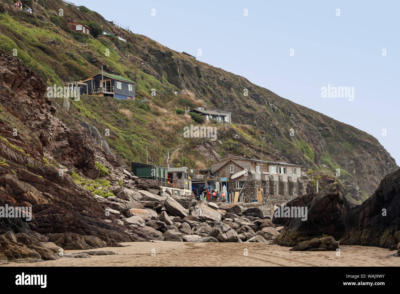 Il caffè Eddystone e rifugio bagnino in fondo al ripido sentiero fino alla cima delle scogliere da Tregonhawke Beach, Whitsand Bay, Rame, Cornovaglia. Foto Stock