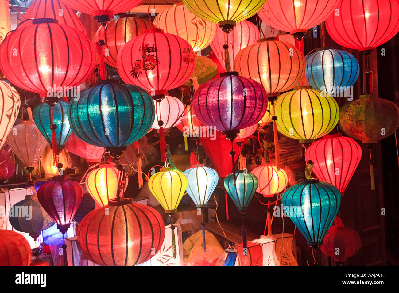 Hoi An, Vietnam. Fatte a mano lanterne di seta in vendita nella Città Vecchia. Le forme organiche di queste lanterne provengono da pesci trappole su cui sono basate. (Solo uso editoriale) Foto Stock