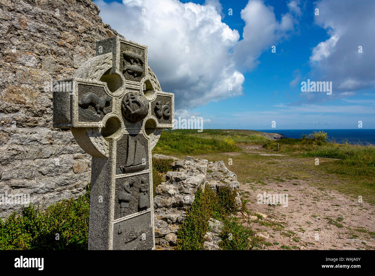 Cap Sizun, Celtic cross a Pointe du Raz, dipartimento Finistere, Bretagne, Francia Foto Stock