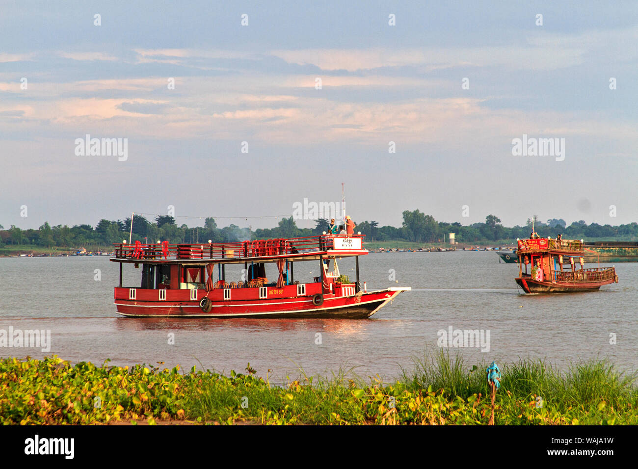 Phnom Penh Cambogia. Le imbarcazioni turistiche sul fiume Mekong durante la crociera al tramonto. (Solo uso editoriale) Foto Stock