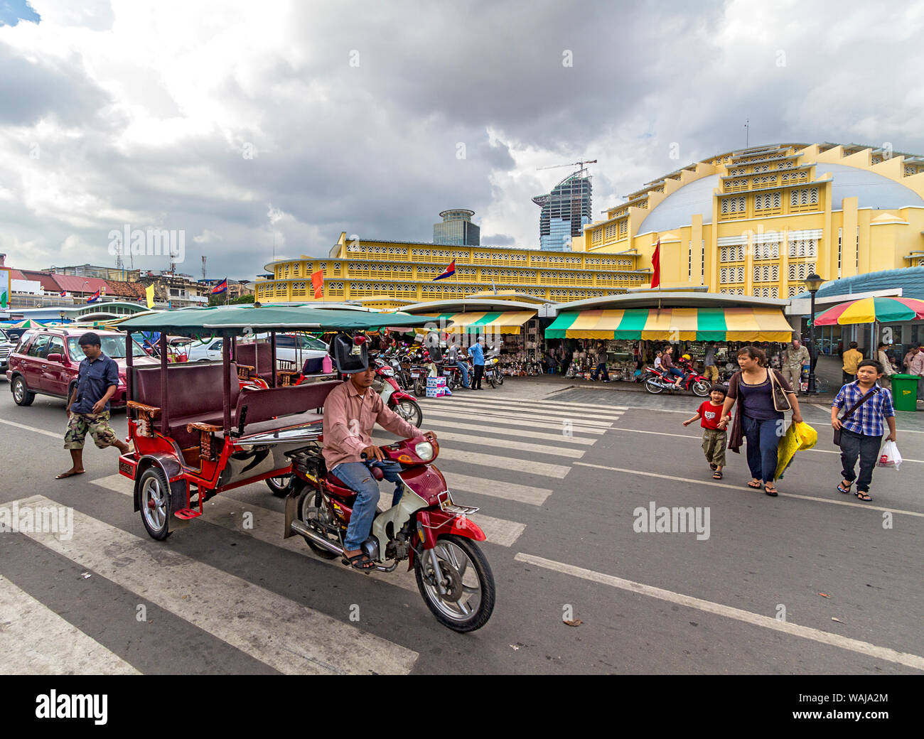 Phnom Penh Cambogia. Il traffico esterno Phnom Penhs Mercato Centrale in Cambogia. Il mercato, progettato dall'architetto Vann Molyvann, è il più grande dei citys. Il suo nome ufficiale è Psar Thmei. (Solo uso editoriale) Foto Stock