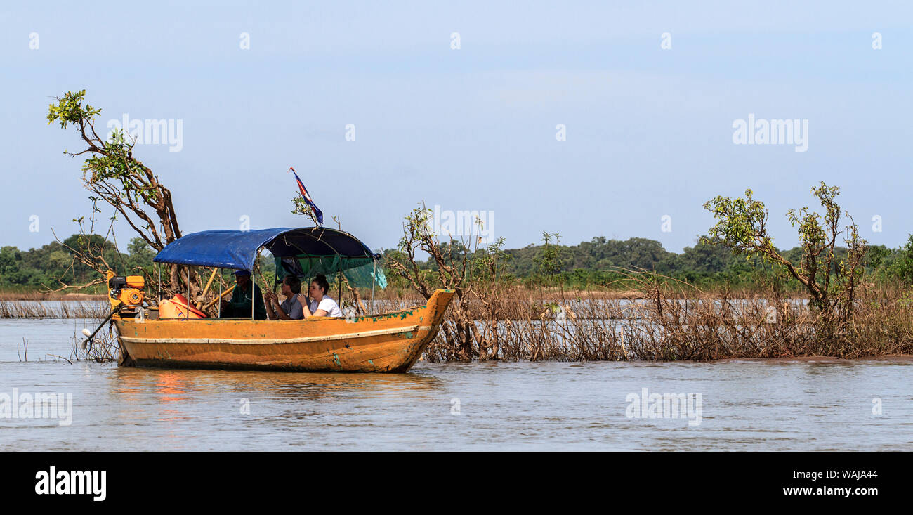 Kratie, Cambogia. I visitatori nella piccola barca in attesa sul fiume Mekong per vedere il raro acqua fresca delfini Irrawaddy. (Solo uso editoriale) Foto Stock