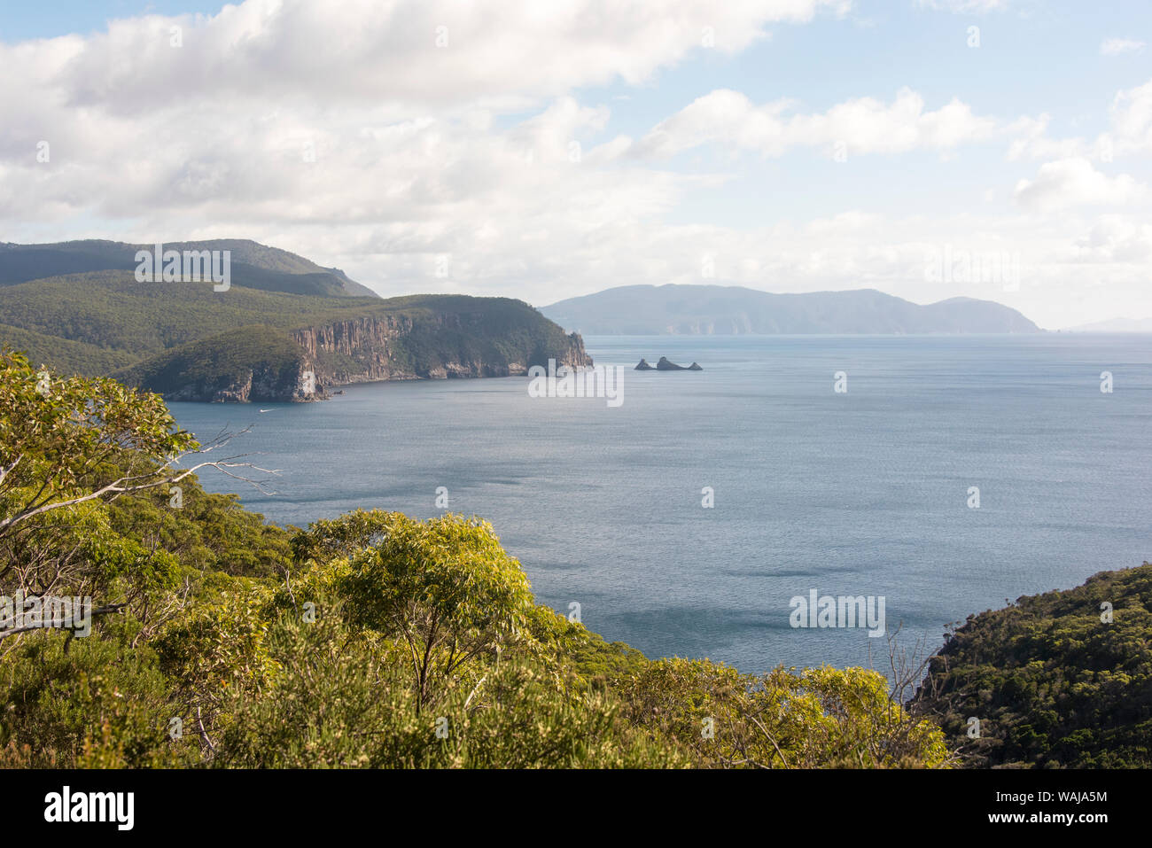 Australia e Tasmania, Tasman National Park. Tre promontori via Cape Hauy ampie vedute Foto Stock