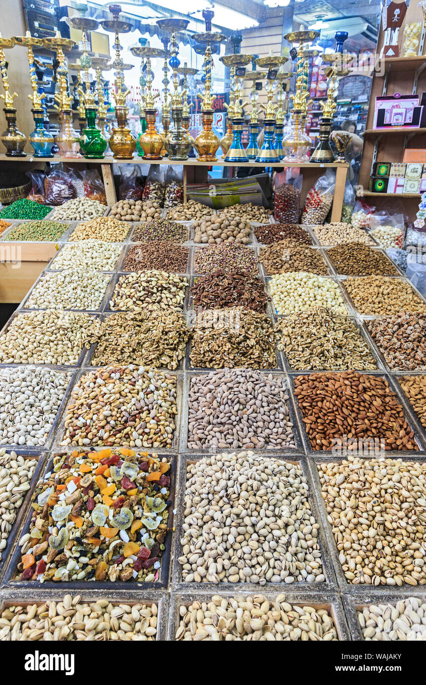 Dubai, EAU. Spezie, noci e semi per la vendita in mercati vecchio souk o. I vecchi mercati sono in tutta Dubai Creek dal moderno centro citta'. (Solo uso editoriale) Foto Stock