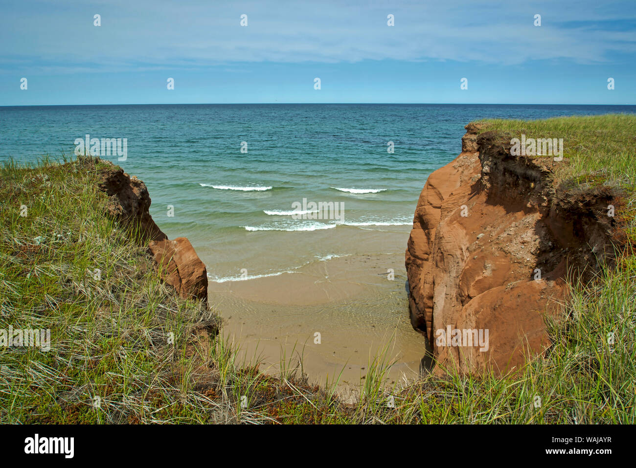 Canada Quebec, Iles-de-la-Madeleine. Red Cliff e spiaggia Foto Stock