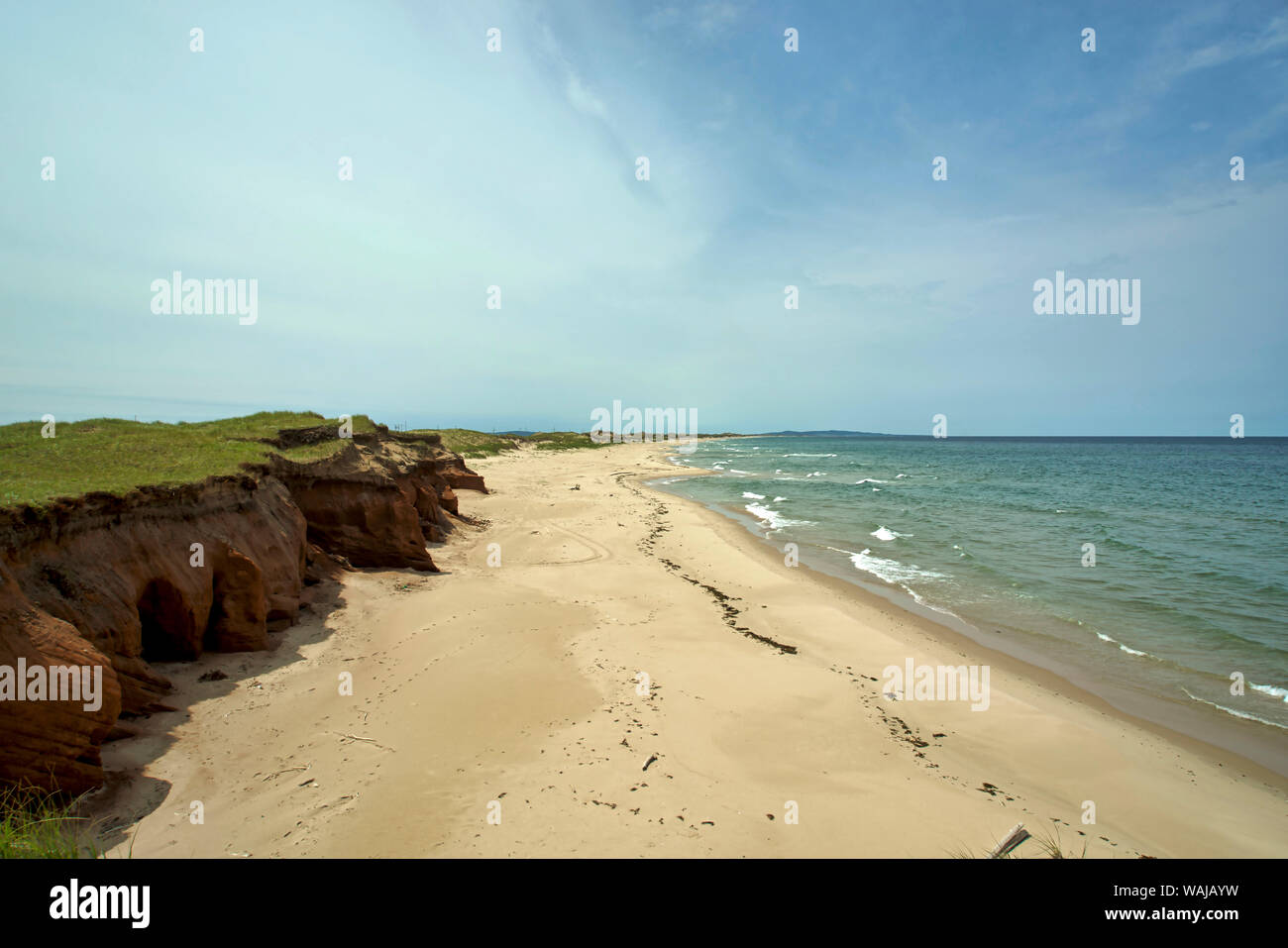 Canada Quebec, Iles-de-la-Madeleine. Red Cliff e spiaggia Foto Stock