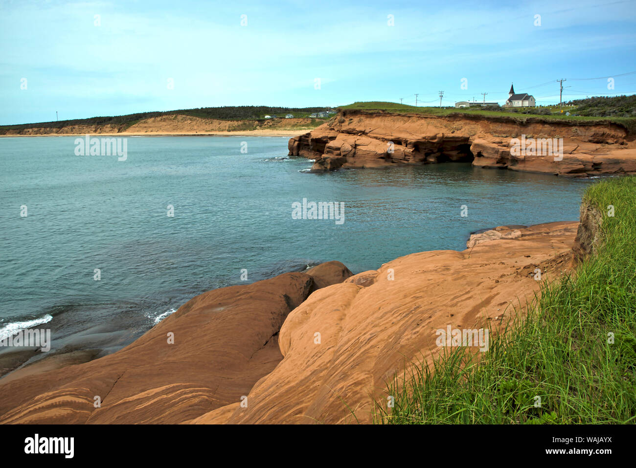 Canada Quebec, Iles-de-la-Madeleine. Scogliere rosso e l'oceano Foto Stock