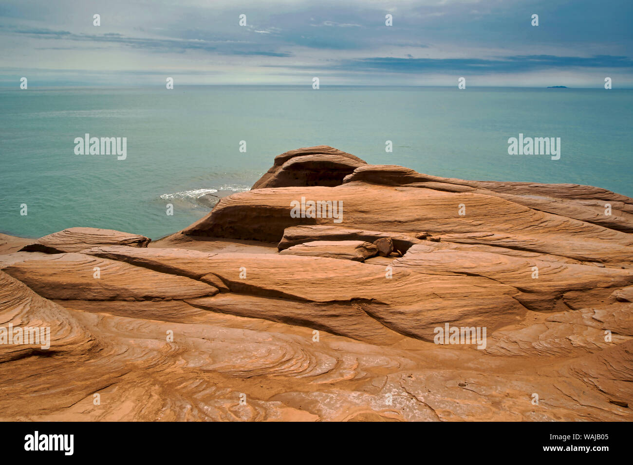 Canada Quebec, Iles-de-la-Madeleine. Scogliere rosso e l'oceano Foto Stock