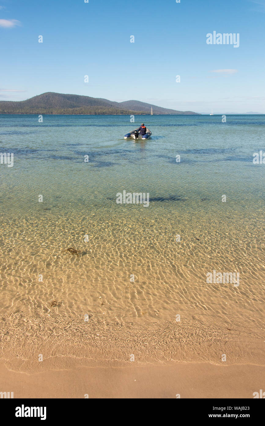 Australia e Tasmania, Maria Island. In gommone con partenza da riva in Chinaman's Beach (MR) Foto Stock