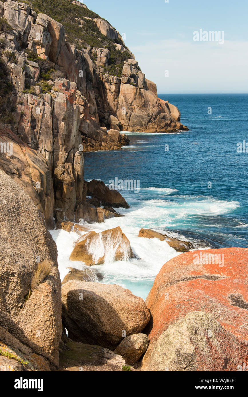Australia e Tasmania, Maria Island. Haunted Bay. Drammatica lichen modelli su scogliere di granito Foto Stock