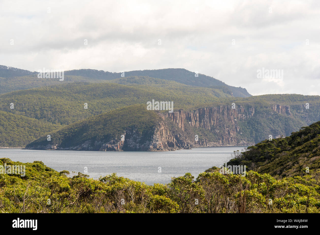 Australia e Tasmania, Tasman National Park. Fortescue Bay e colonne di dolerite da Cape Hauy via Foto Stock