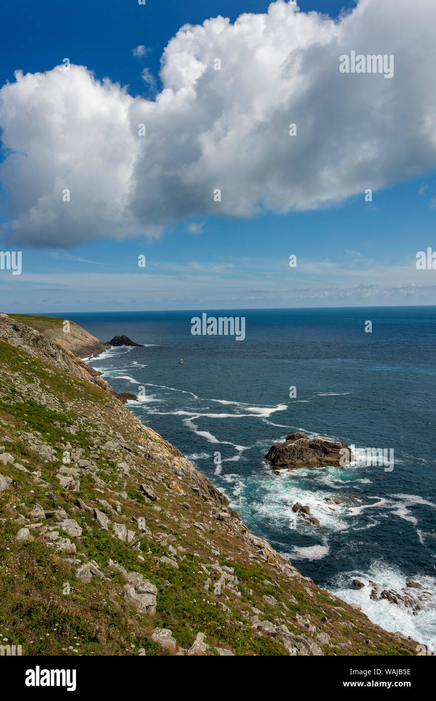 Costa vicino a Pointe du Raz, dipartimento Finistere, Bretagne, Francia Foto Stock