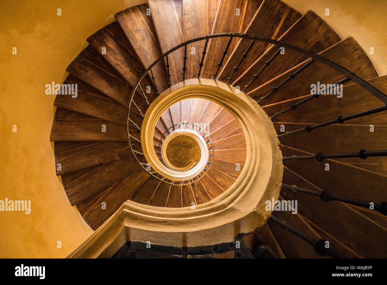 Europa, Repubblica Ceca, Kutna Hora. Santini scalinata circolare nel monastero chiesa dell Assunzione di Nostra Signora di Sedlec. Credito come: Jim Nilsen Jaynes / Galleria / DanitaDelimont.com Foto Stock Europa, Repubblica Ceca, Kutna Hora. Santini scalinata circolare nel monastero chiesa dell Assunzione di Nostra Signora di Sedlec. Credito come: Jim Nilsen Jaynes / Galleria / DanitaDelimont.com Foto Stock