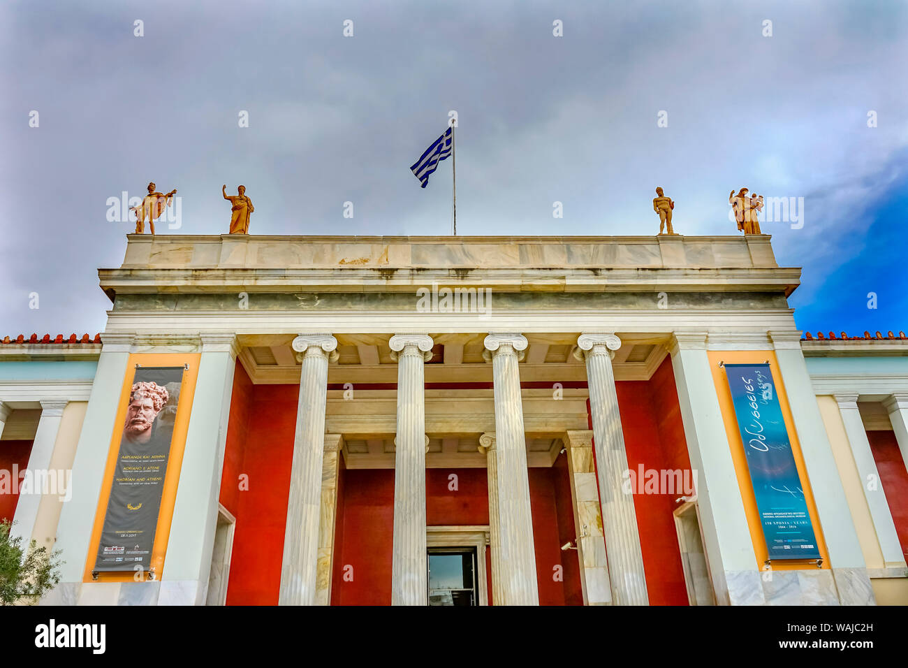 Museo Archeologico Nazionale, statue e bandiera greca, Atene, Grecia. Foto Stock