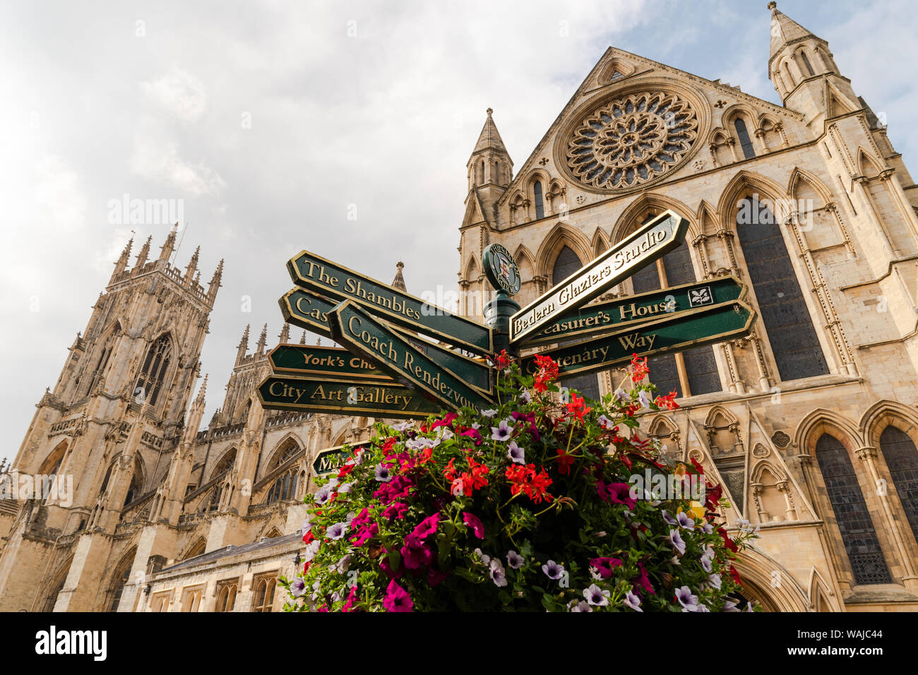 York Minster cattedrale e indicazioni turistiche in inglese storico città romana Foto Stock