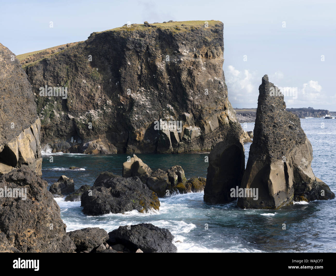 Il paesaggio costiero a Reykjanesviti e Valahnukur sulla penisola di Reykjanes. Foto Stock