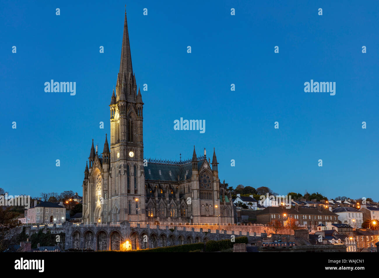 Tramonto a San Colman's Cathedral di Cobh, Irlanda Foto Stock