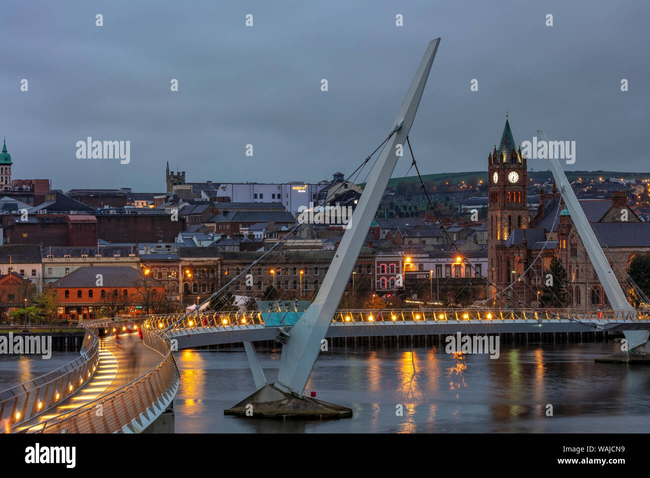 Il ponte di pace al di là del Fiume Foyle in Londonderry, settentrionale, Irlanda Foto Stock