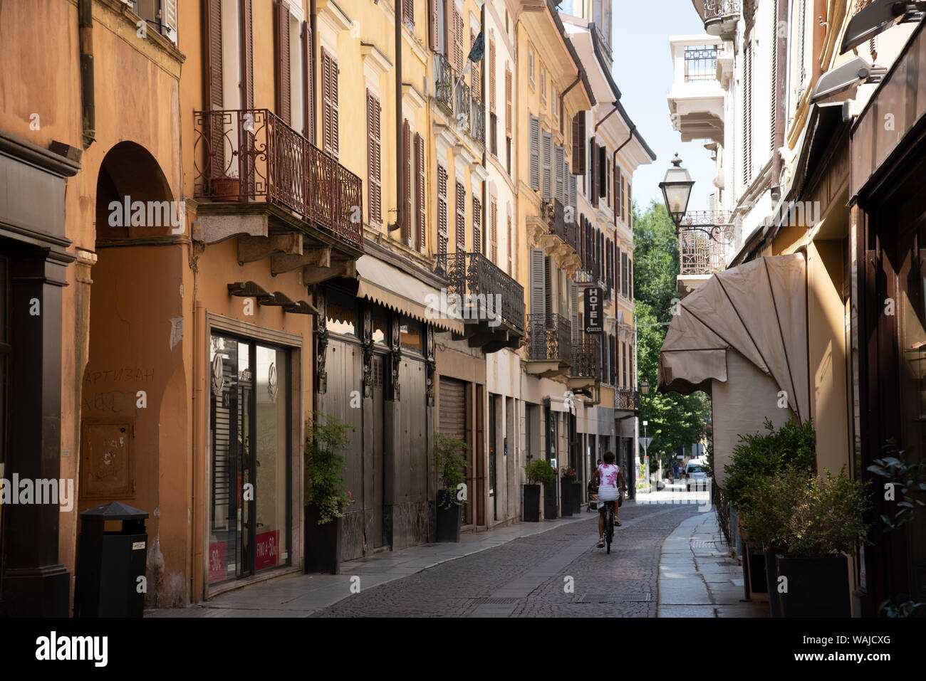 L'Italia, Lombardia, Cremona, strada di ciottoli con biciclette e vecchi edifici Foto Stock